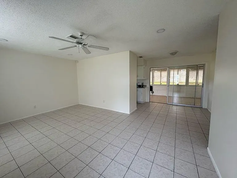 738 SW Ravenswood Ln — Photo 3