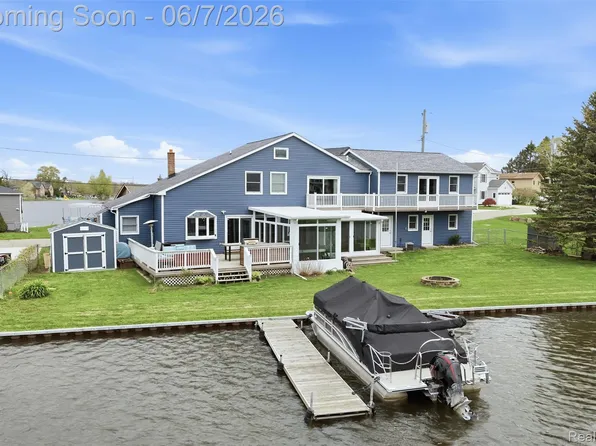 2299 Kingston St, White Lake, MI 48386