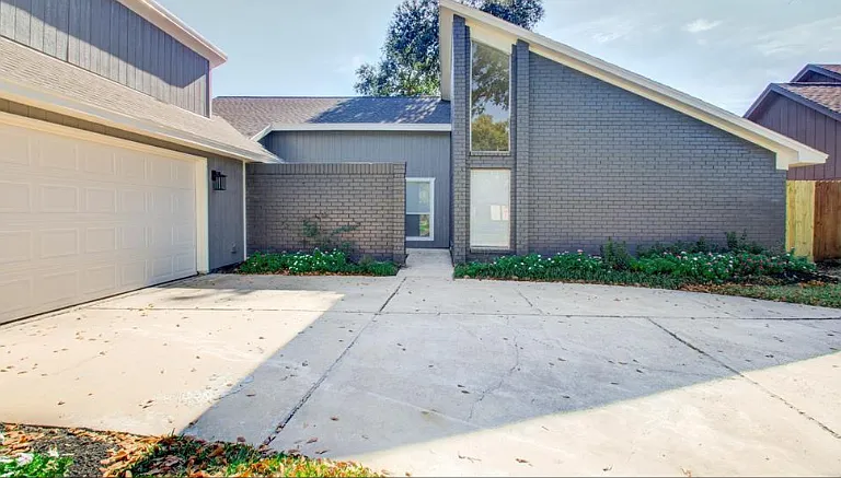 15623 Sandy Hill Dr — Photo 2