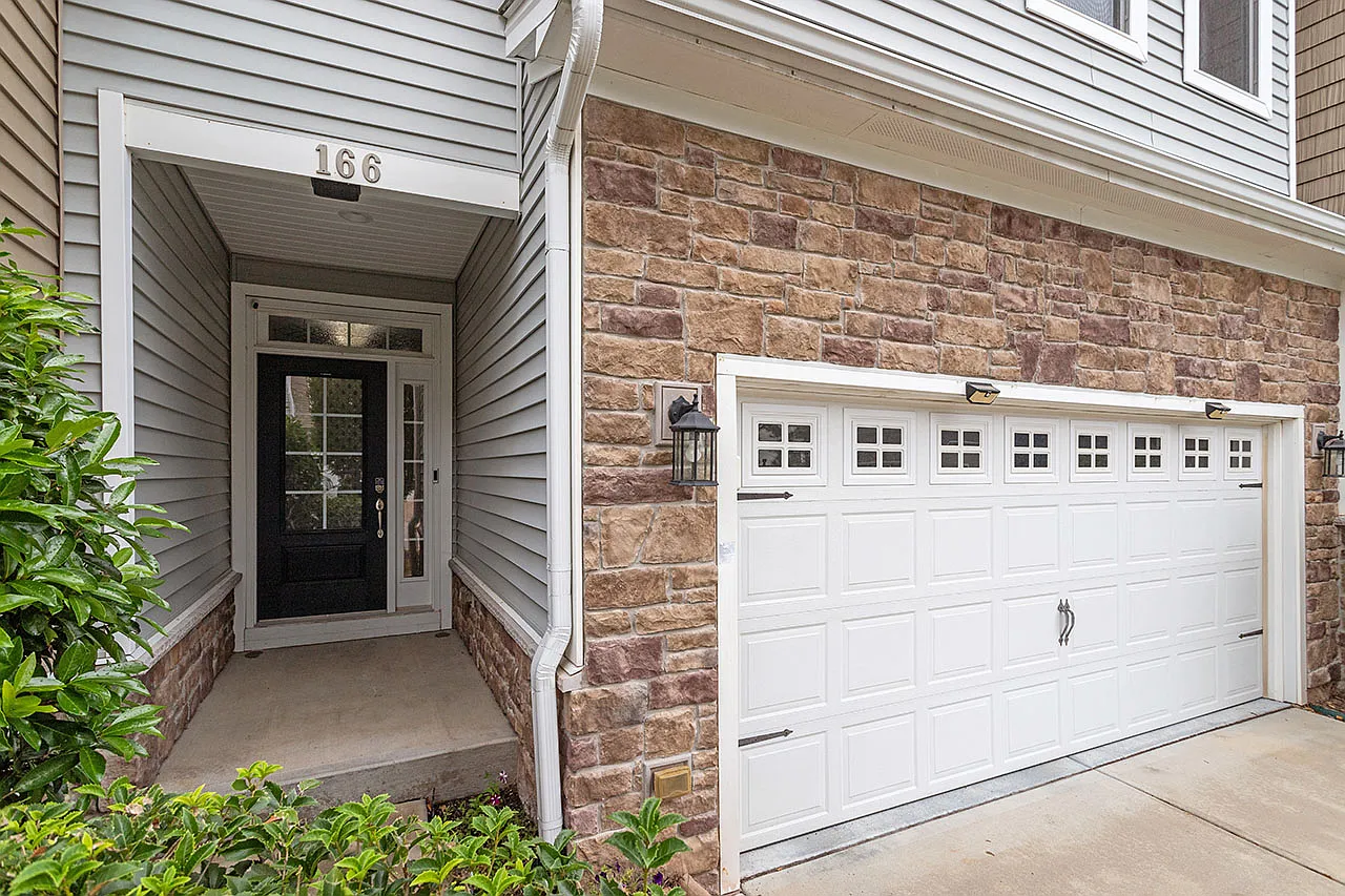 4 bed, 3.5 bath, 3250 sqft, $2,850 — Photo 3