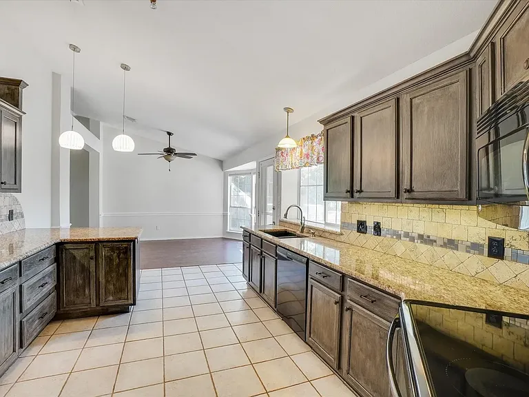 521 Chasewood Dr — Photo 8