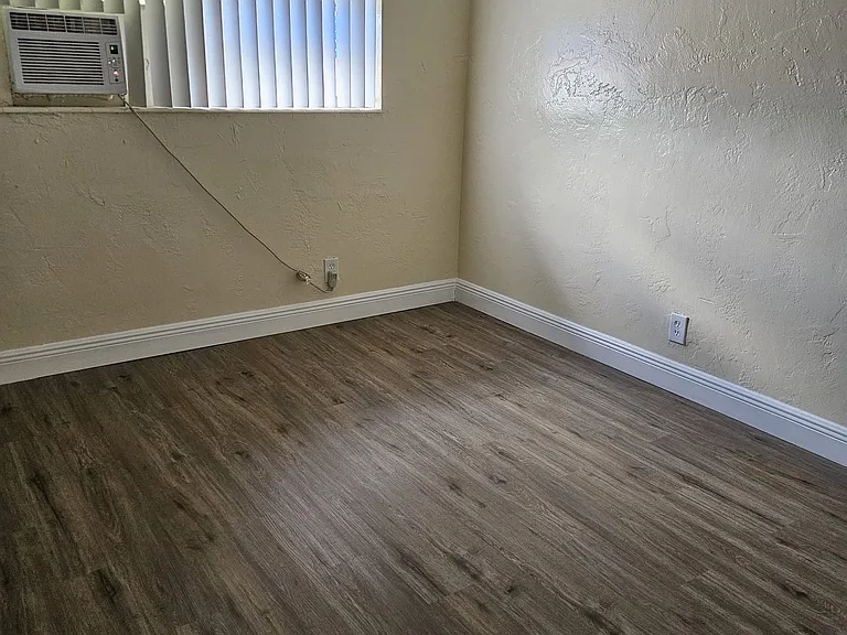 521 NE 35th Ct — Photo 3