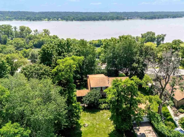 25111 Valley Dr, Bettendorf, IA 52722