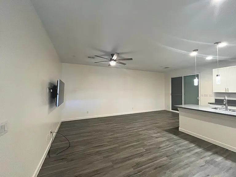 1533 Franklin Ln — Photo 11