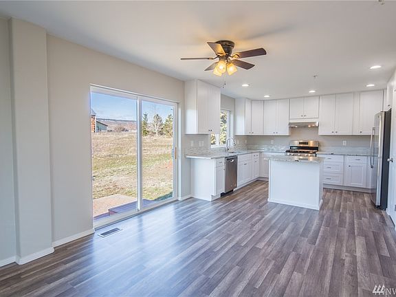 Sliding glass doors between the dining area and kitchen lead to the HUGE back yard and pasture area.