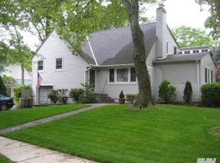 86 Alfred Rd E, Merrick, NY 11566