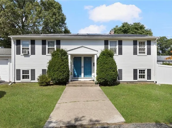 207 Stillwater Dr, Warwick, RI 02889