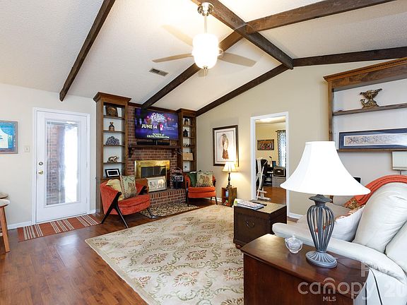 5th image of 555 E Black St