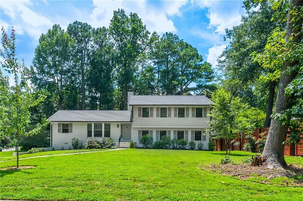 5 bed, 3.0 bath, 2594 sqft, $4,200 — Photo 2