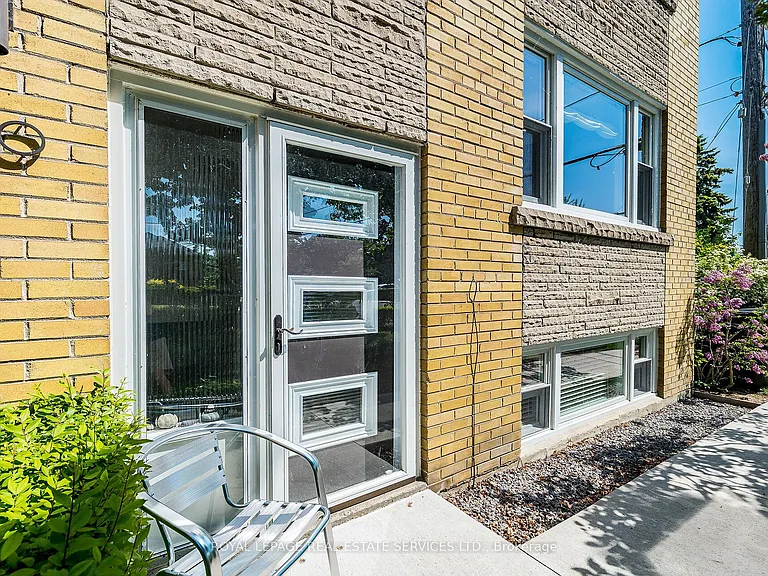 40 Emerald Cres #1 — Photo 3