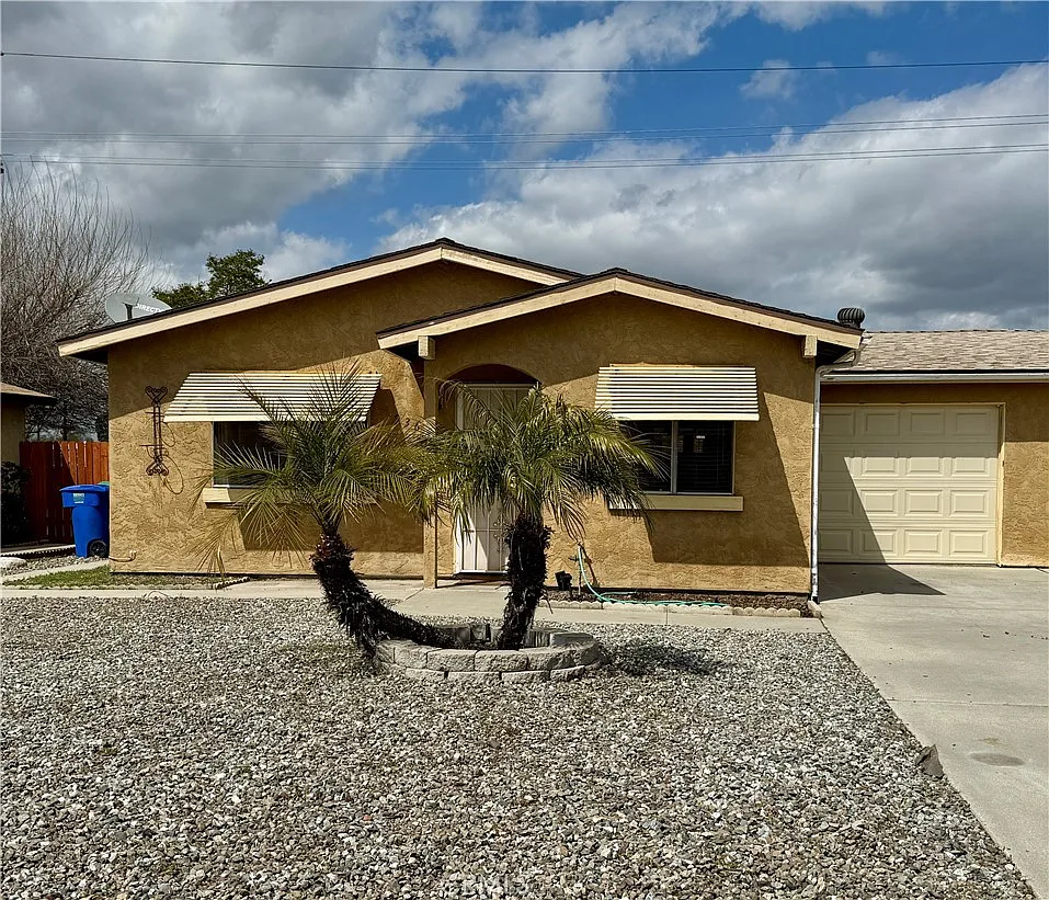 2 bed, 1.0 bath, 827 sqft, $1,650 — Photo 1