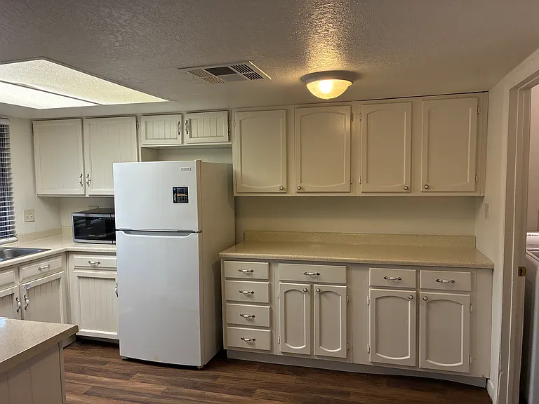 602 W Wickieup Ln — Photo 11