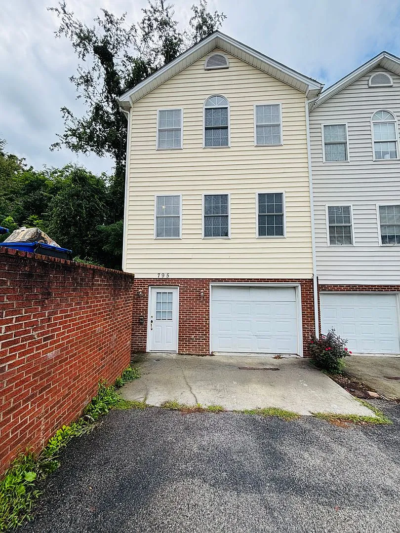 2 Bedroom 3.5 Bath Townhouse — Photo 1