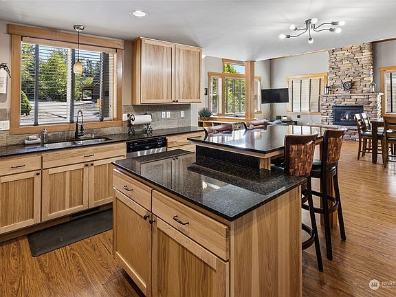 5th image of 156 Wintergreen Lane