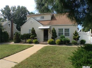 858 County Line Rd, Amityville, NY 11701