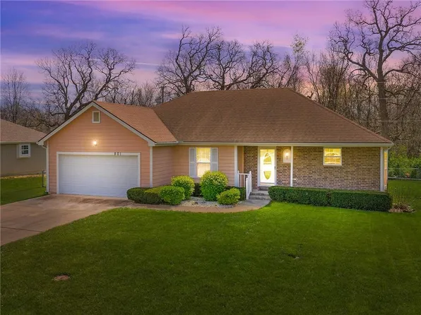 801 Oakwood St, Harrisonville, MO 64701