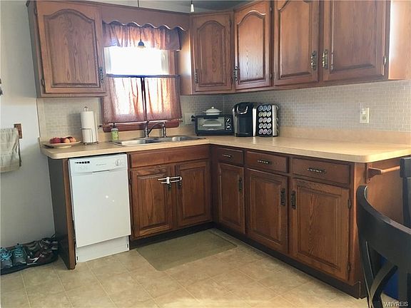 5th image of 58 Laura Ct