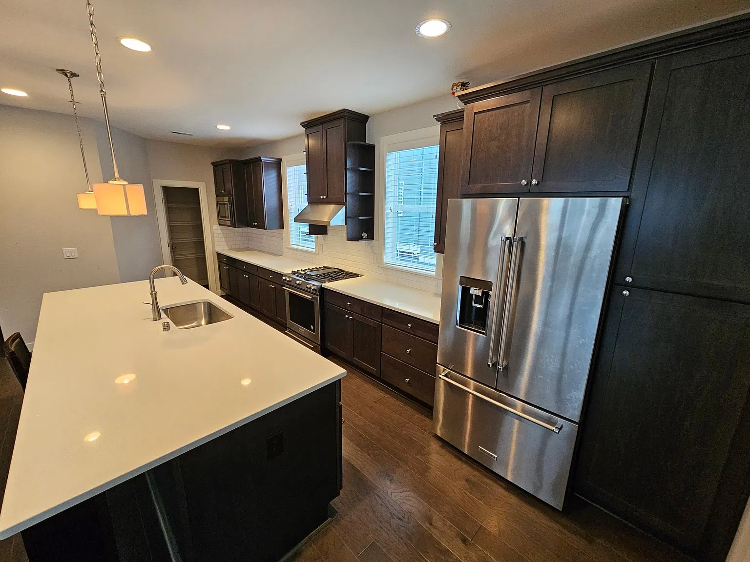 4 bed, 3.5 bath, 1915 sqft, $3,960 — Photo 4