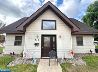 136 E 17th St, Hibbing, MN 55746