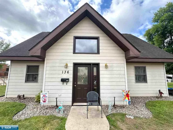 136 E 17th St, Hibbing, MN 55746