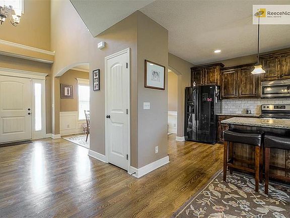 4th image of 316 NE Viewpark Dr