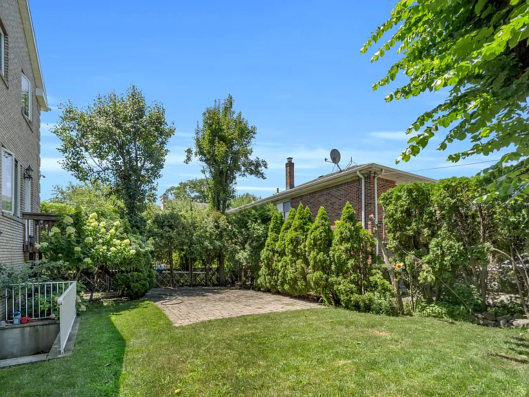 290 Mohegan Way — Photo 32