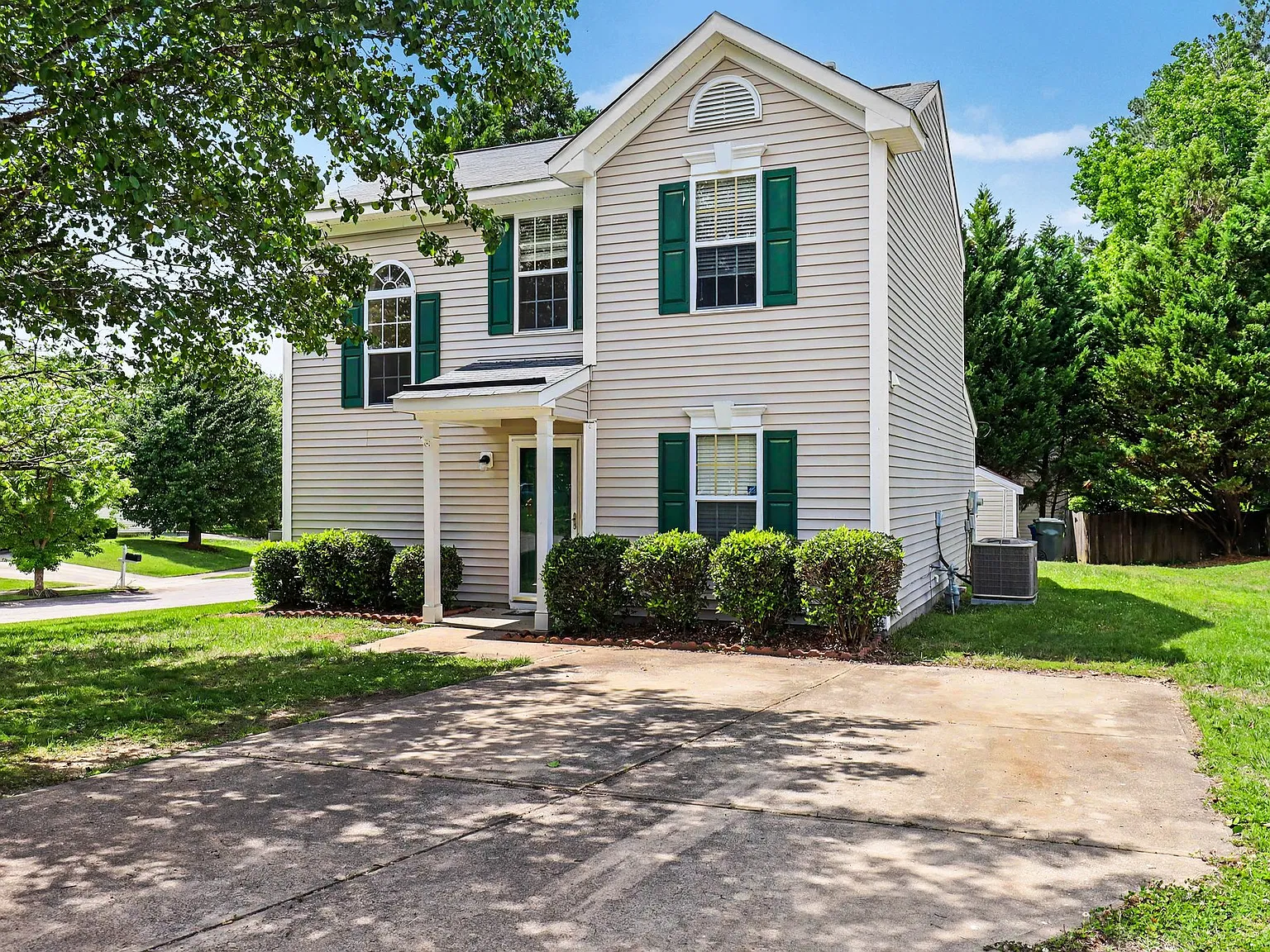3 bed, 2.5 bath, 1336 sqft, $1,500 — Photo 2