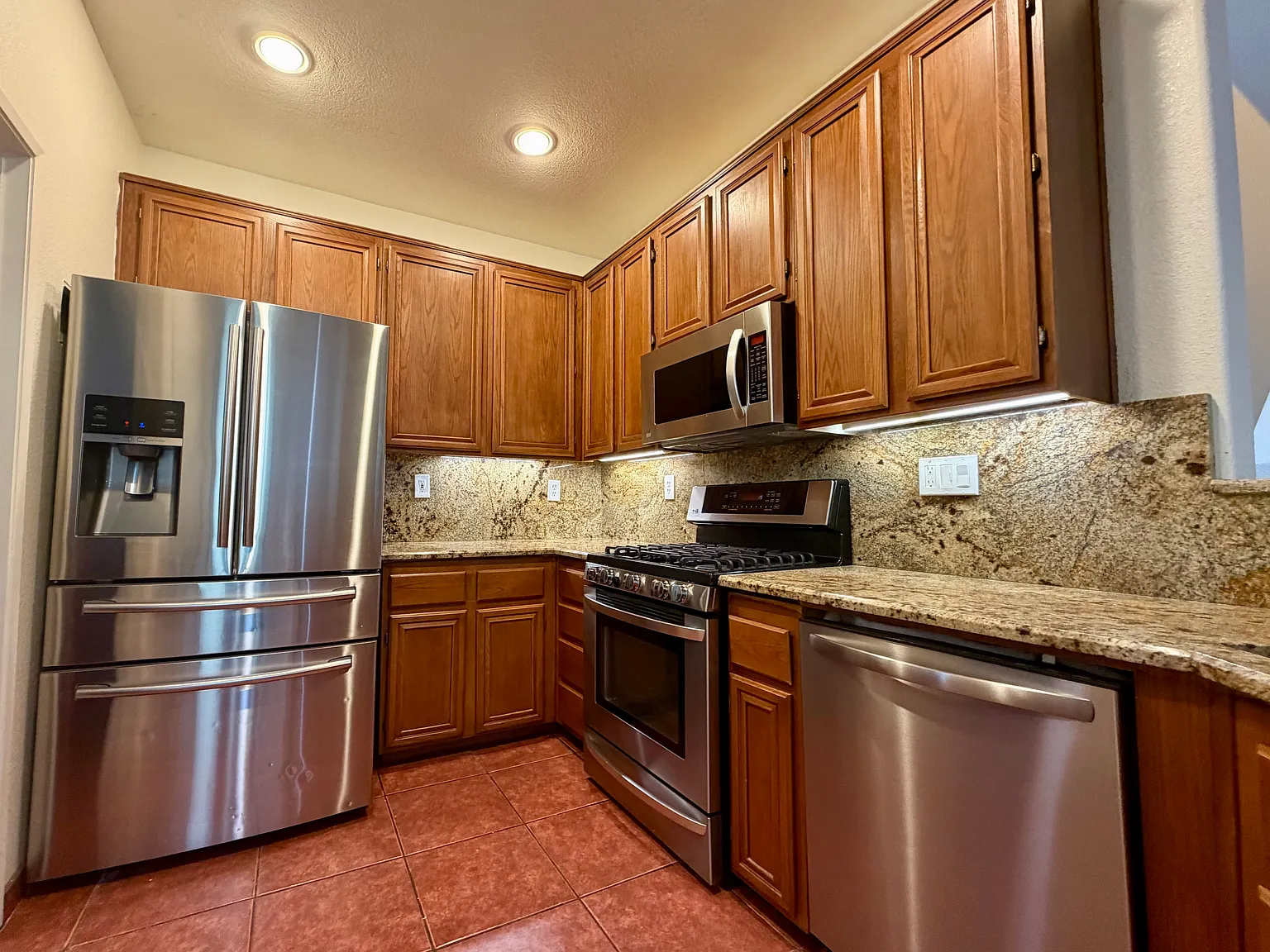 2 bed, 2.5 bath, 1180 sqft, $3,600 — Photo 2