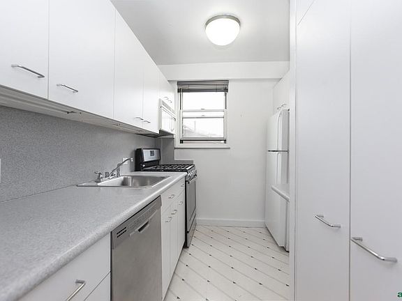 3rd image of 300 E 71st St APT 7E