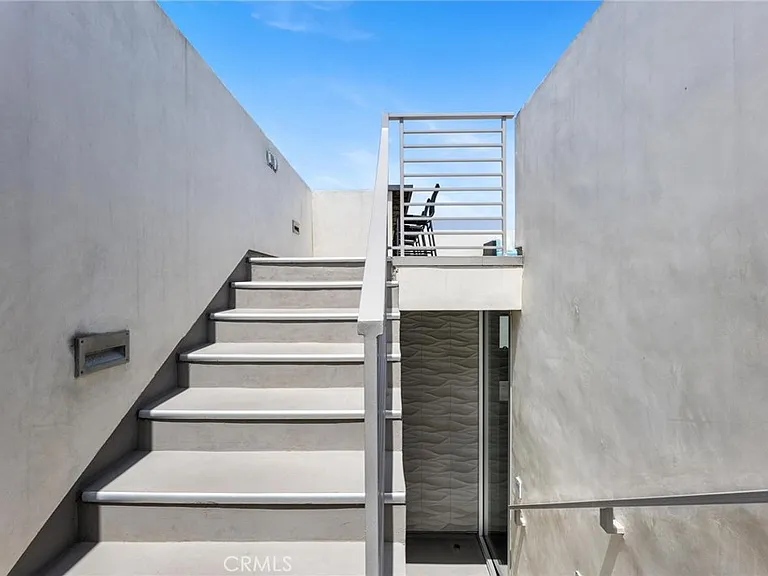 726 Loma Dr — Photo 16