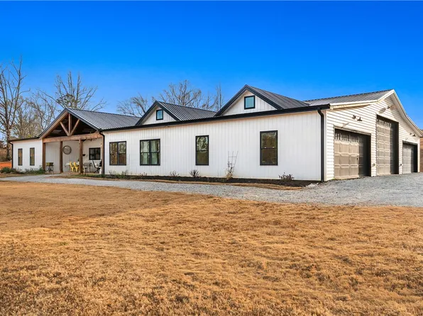 411 Sweetwater Club Dr, Seneca, SC 29672