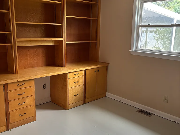 Office with built ins or can be a Bedroom with closet