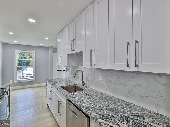 5th image of 18 Cornerwood Ct