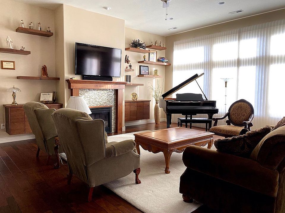Great Room w/ 11' Ceiling