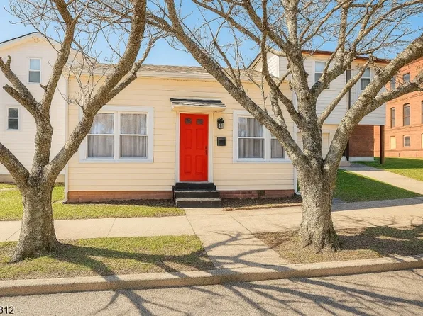 31 Kossuth St, Haledon Boro, NJ 07508