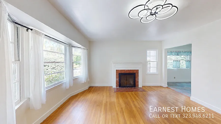 Spacious 4-Bedroom Sherman Oaks Home with Yard & Patio — Photo 3