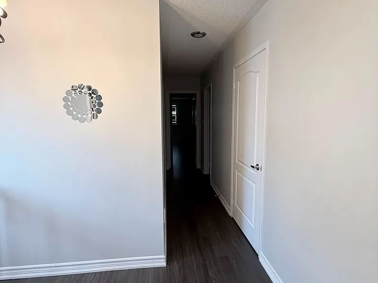 124 Crystalview Cres E — Photo 16