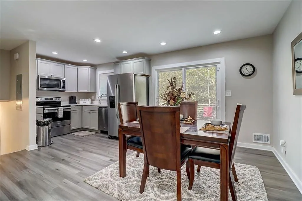 5 bed, 2200 sqft, $2,300 — Photo 3