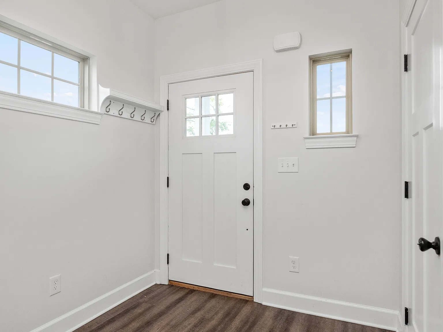 2 bed, 2.5 bath, 1600 sqft, $2,100 — Photo 2
