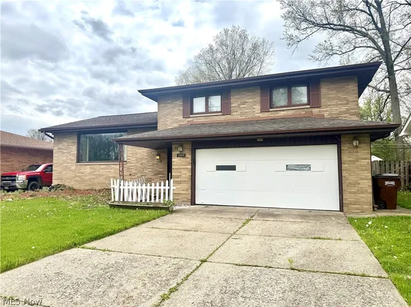 2207 Oaklawn Dr, Parma, OH 44134