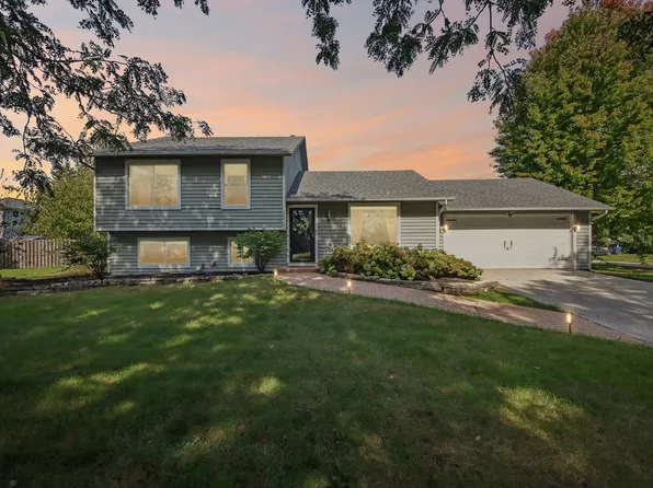 30W736 Whispering Winds Dr, Naperville, IL 60563