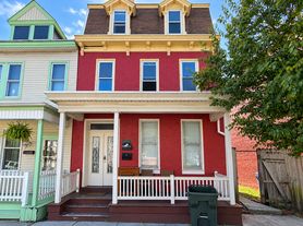 2 bed, 1.0 bath, 720 sqft, $1,250, 1