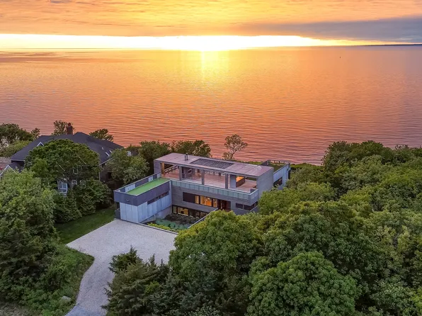 470 Lloyds Ln, Mattituck, NY 11952