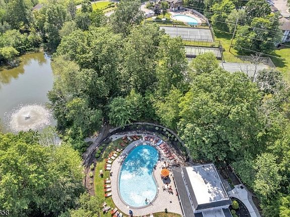 4th image of 240 Riveredge Dr