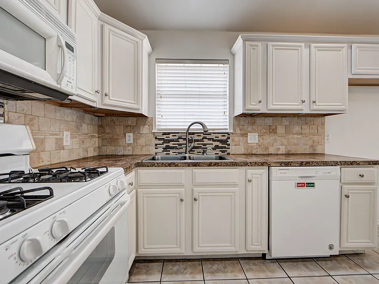 608 Cavecreek St — Photo 19