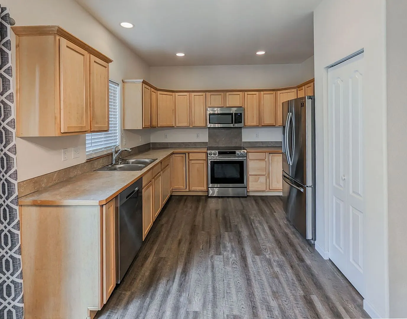Beautiful updated 5bd/2.5ba home is move in ready! — Photo 2