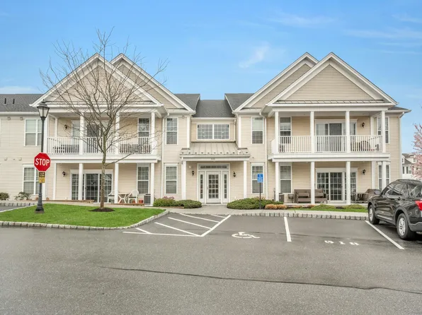 527 Center Meadow Lane #527, Danbury, CT 06810