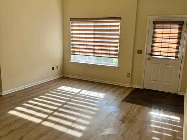 26707 Ashton Dr #112, Trenton, MI 48183