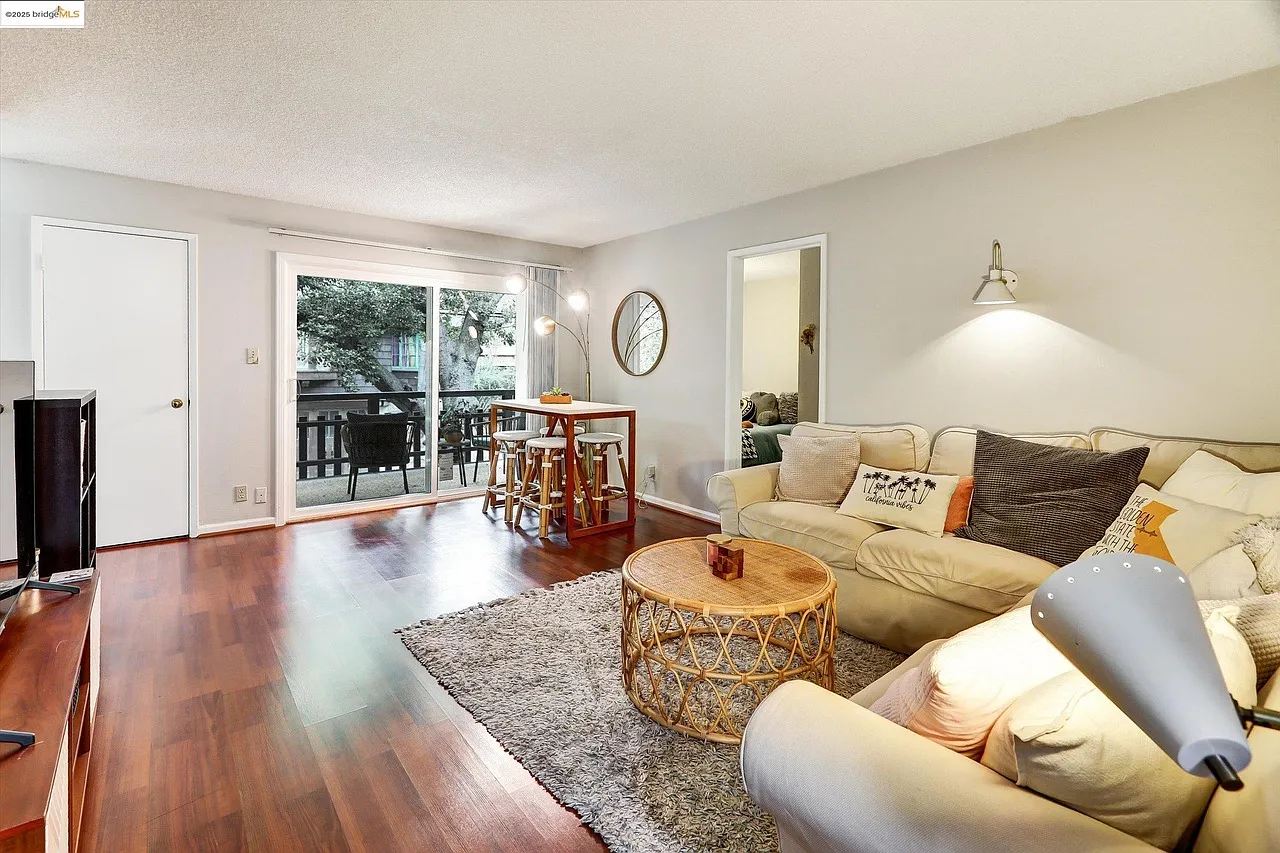 3 bed, 900 sqft, $1,550 — Photo 3