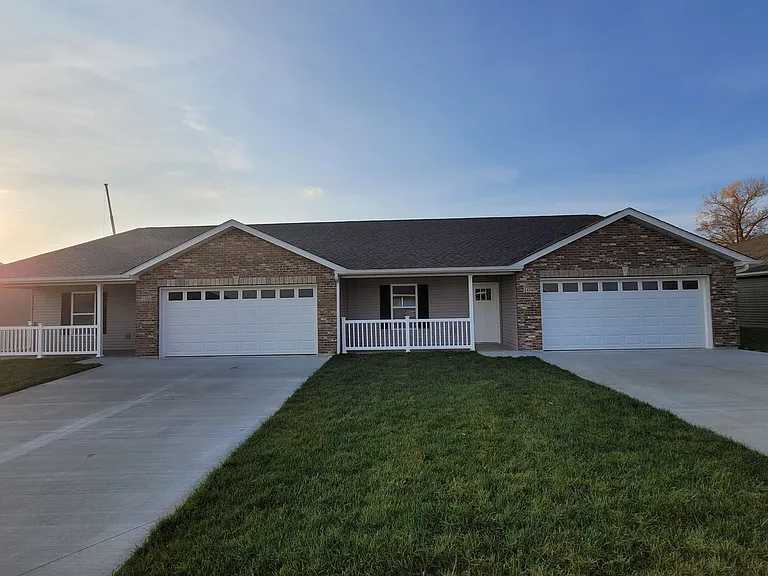 100 Whispering Meadows Dr — Photo 1